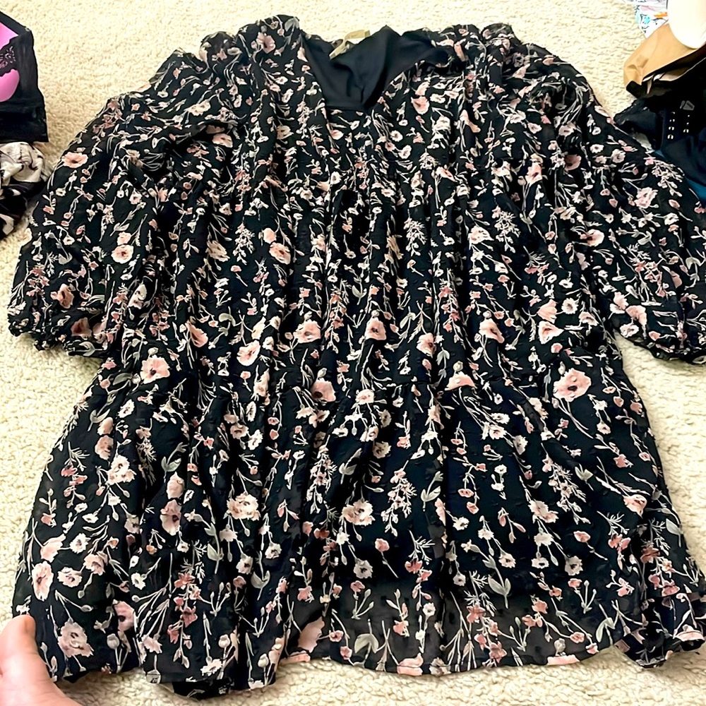 Flowy and floral dress with a longer back